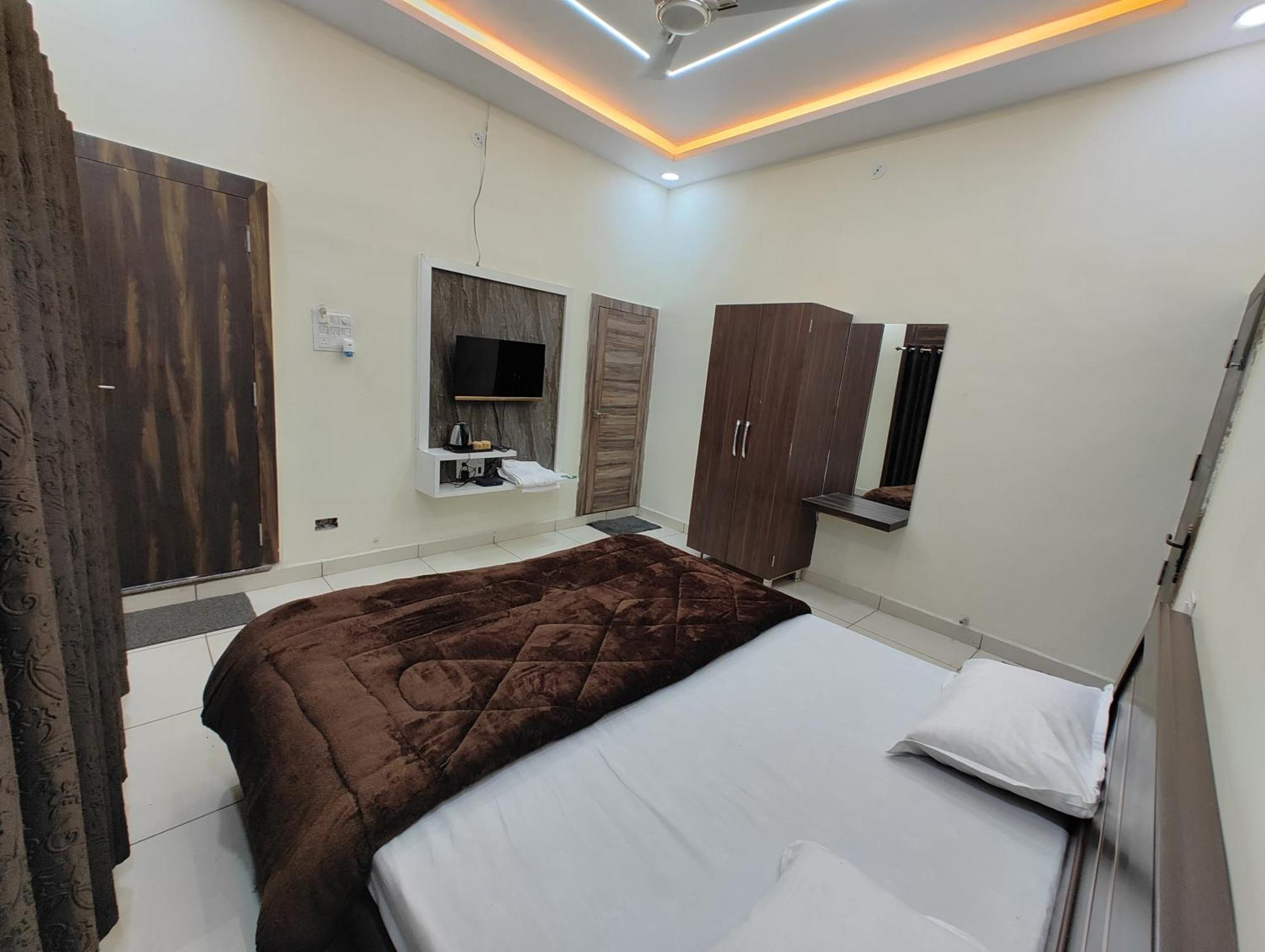 Hotel Jag Laxmi Palace Prime Location Main Road Near Mahakal Temple And Railway Station Ujjain Bagian luar foto