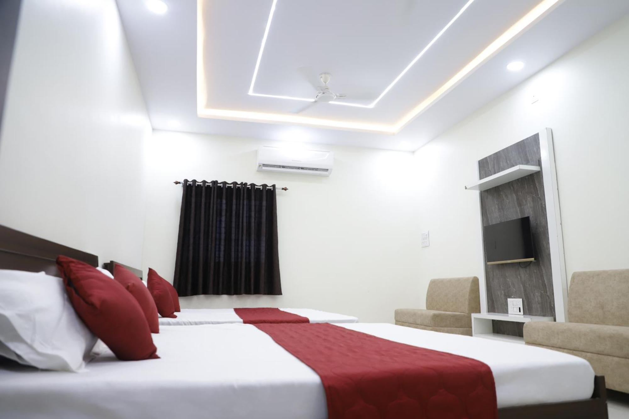 Hotel Jag Laxmi Palace Prime Location Main Road Near Mahakal Temple And Railway Station Ujjain Bagian luar foto