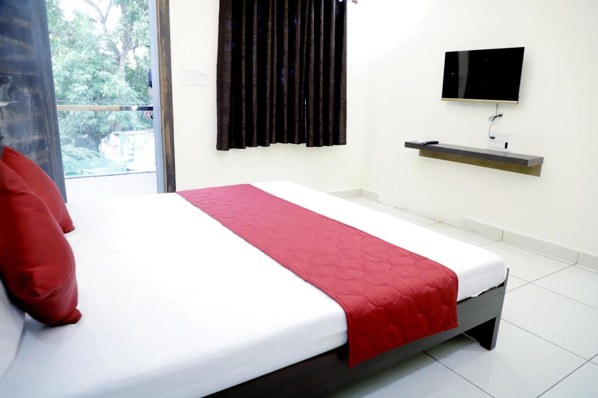 Hotel Jag Laxmi Palace Prime Location Main Road Near Mahakal Temple And Railway Station Ujjain Bagian luar foto